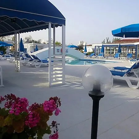 Flokkas Aparthotel 4*